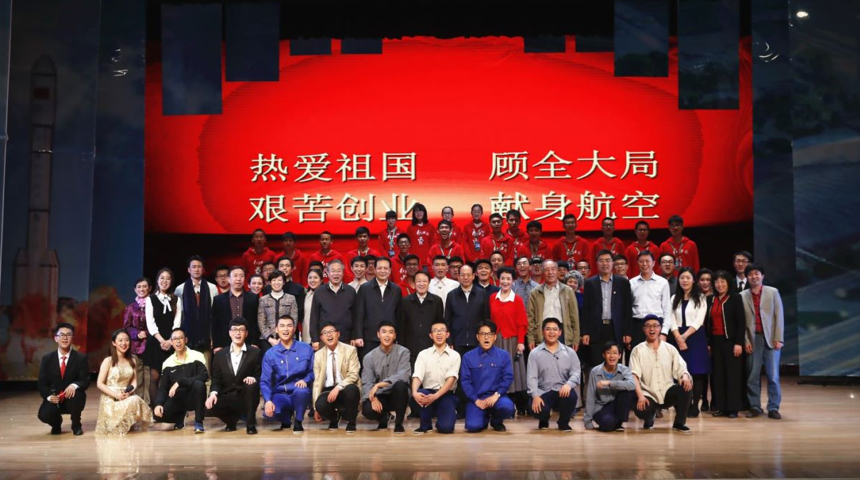 2.張煒書記與大藝團學生在一起.png 2.張煒書記與大藝團學生在一起.png