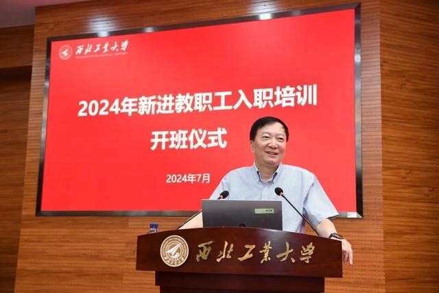 圖11-1:書記校長為青年教師講授“入職第一課”.jpg