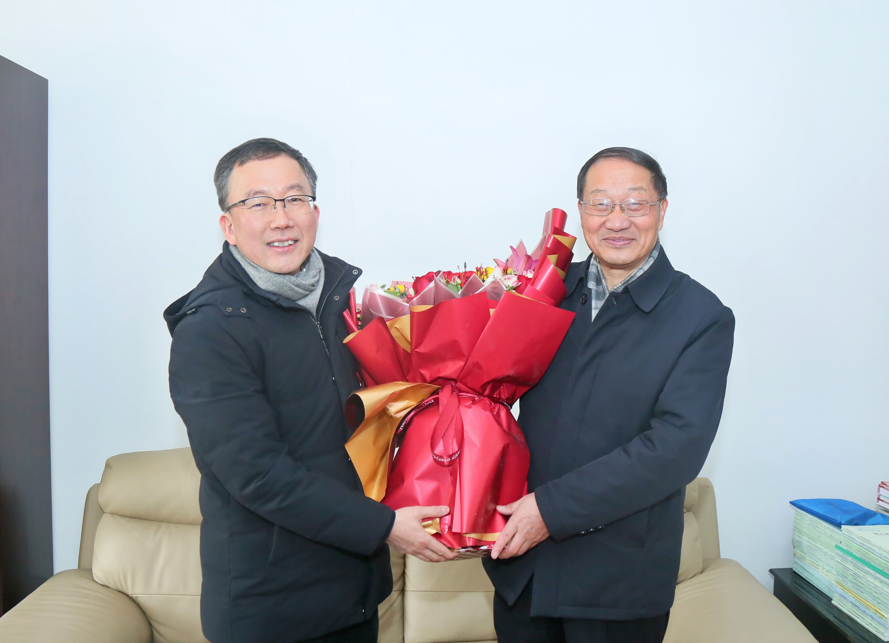 衛紅校長慰問王潤孝.jpg