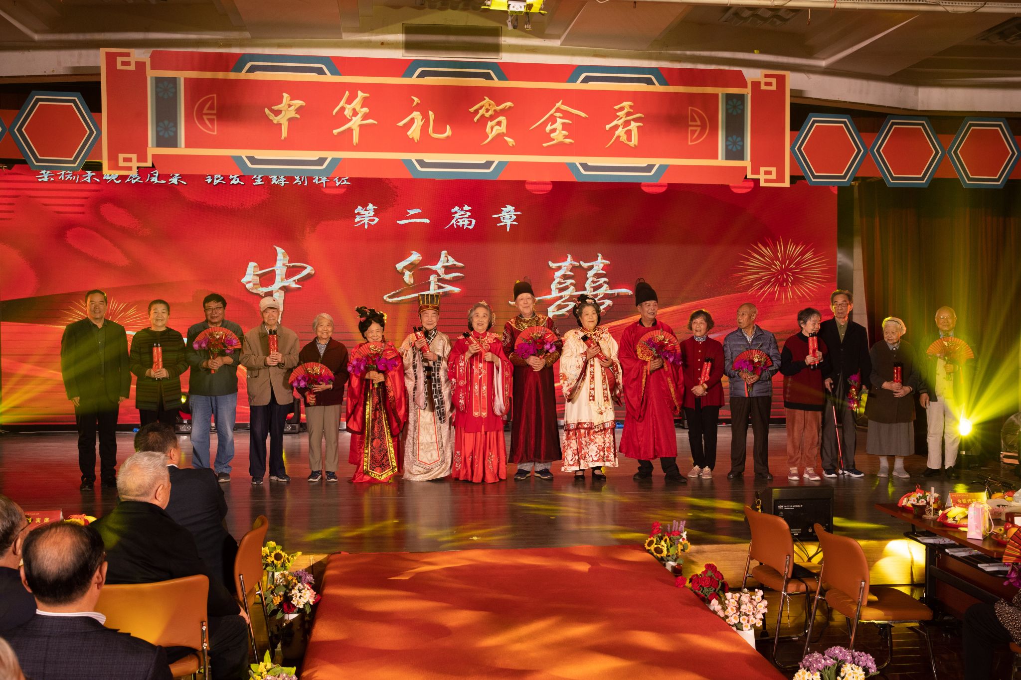 圖5陳書記和金婚代表合影.JPG